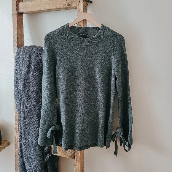 Ann Taylor Sweaters - 𝅺3/$20 Ann Taylor Gray Bell Sleeve Sweater Size Small